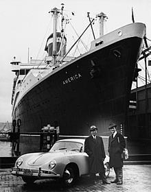 Ferry Porsche und sein Sohn Ferdinand Alexander mit einem Typ 356 A in New York (1958). 